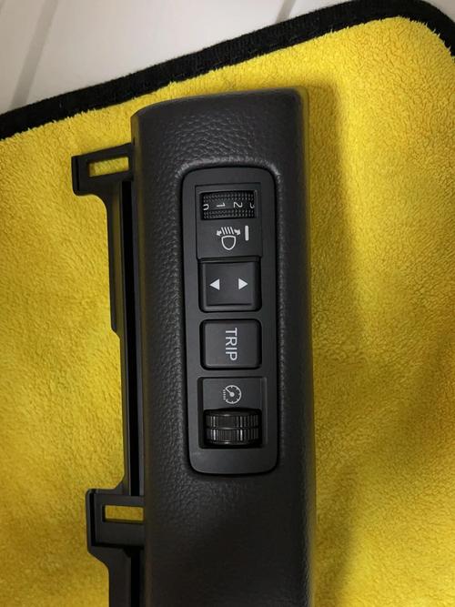 【07款福特福克斯,07款福特福克斯大灯怎么调高低】